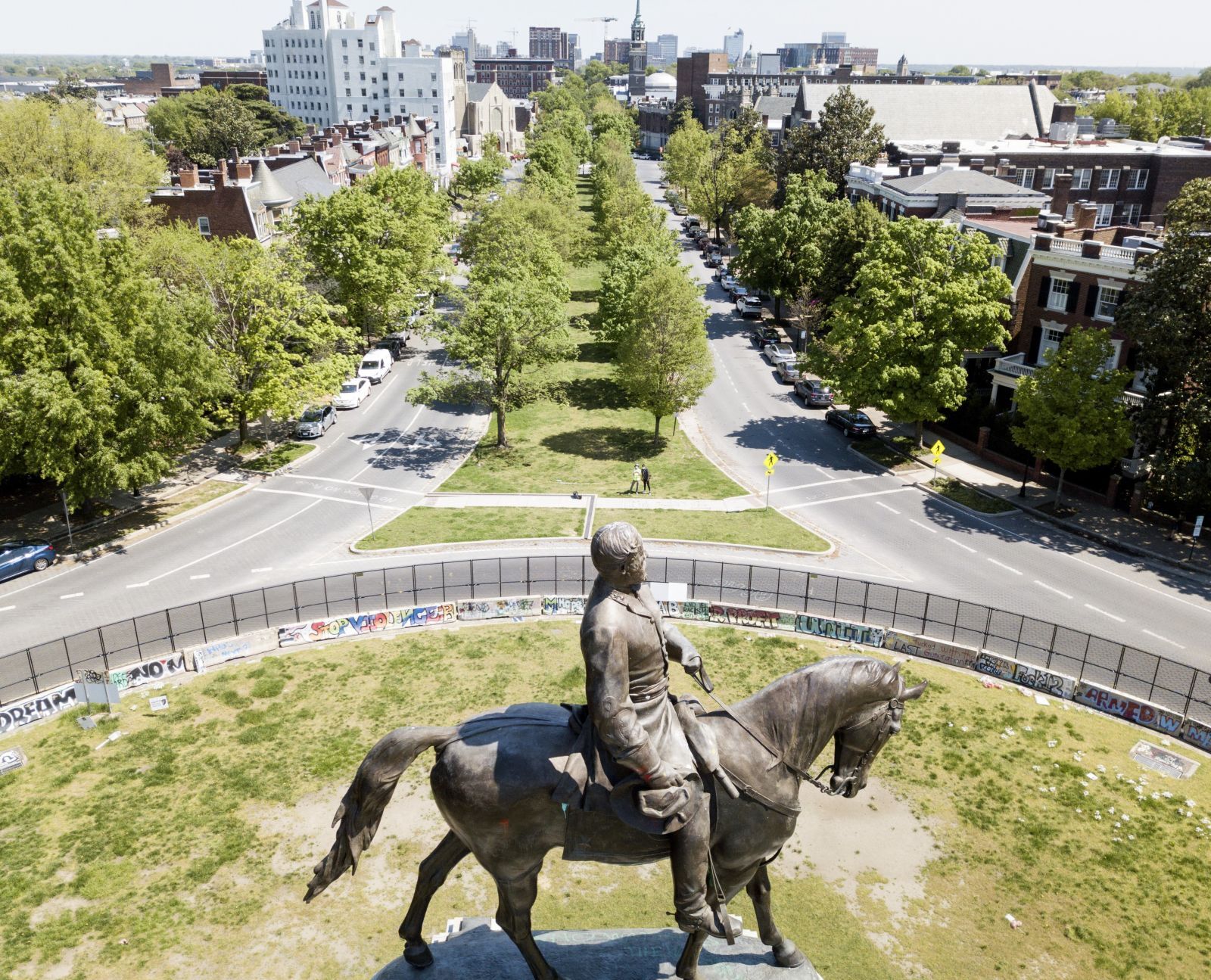 Robert E. Lee statue on Monument Avenue